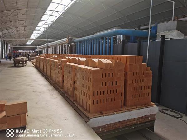 108.8×2.4米煤氣天然氣燒粘土磚高效高產(chǎn)節(jié)能隧道窯生產(chǎn)線(xiàn)（設(shè)計(jì)日產(chǎn)200噸，實(shí)際日產(chǎn)240噸，能耗45m3/噸產(chǎn)品）